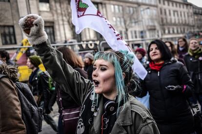 Una joven protesta en la marcha de mujeres de Dublín (Irlanda) el pasado 21 de enero.