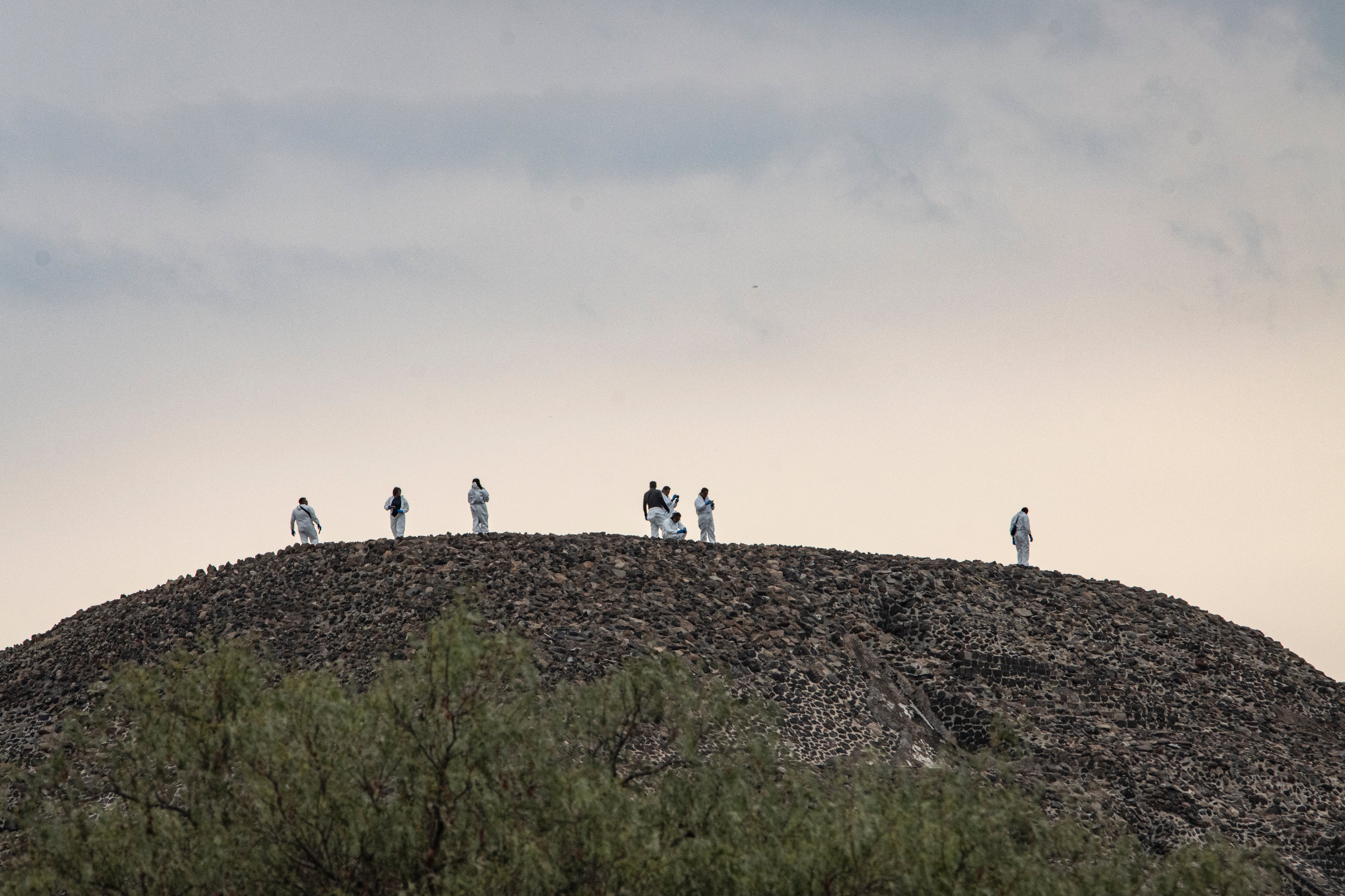 Agentes de la policía mexicana investigan en la escena del crimen, este lunes. 