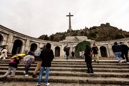 Turistas visitan el mauselo del Valle de los Caídos