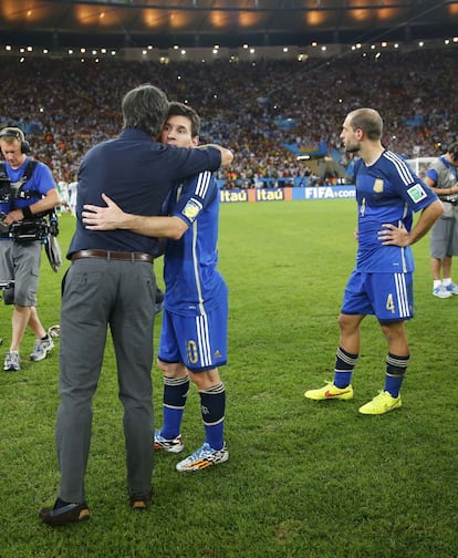 El entrenador alemán Joachim Loew abraza a Lionel Messi tras la derrota de Argentina