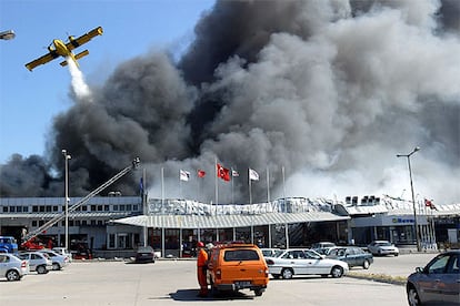 Un hidroavión arroja agua sobre la terminal de carga del aeropuerto de Estambul.