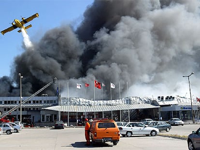 Un hidroavión arroja agua sobre la terminal de carga del aeropuerto de Estambul.