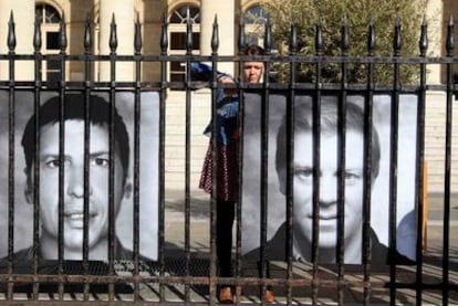 Fotos colgadas en París en apoyo de los periodistas Hervé Ghesquière (derecha) y Stéphane Taponier.