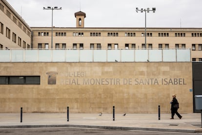 Fachada del colegio Reial Monestir de Santa Isabel, en Barcelona.