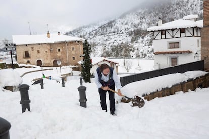 Un vecino de la localidad riojana, Villoslada de Cameros retira la nieve caida durante el temporal.