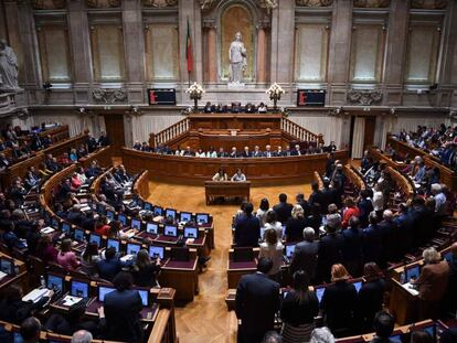 Diputados portugueses votan en la moci&oacute;n de censura presentada por el bloque conservador el pasado 24 de octubre.