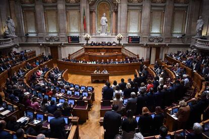 Diputados portugueses votan en la moción de censura presentada por el bloque conservador el pasado 24 de octubre.