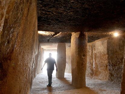 El director del Conjunto Arqueológico Dólmenes de Antequera, Bartolomé Ruiz, el pasado lunes en el dolmen de Menga.