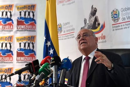 Mario Isea durante la rueda de prensa en la embajada de Venezuela en Madrid para denunciar las sanciones económicas.