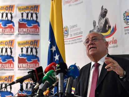 Mario Isea durante la rueda de prensa en la embajada de Venezuela en Madrid para denunciar las sanciones económicas.