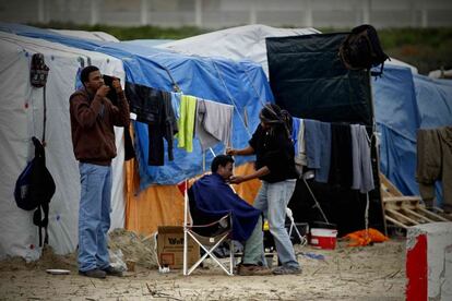 A lo largo de todo el campo de refugiados, muchas personas han levantado pequeños negocios como bares y restaurantes. En la imagen, un hombre se corta el pelo en una peluquería.