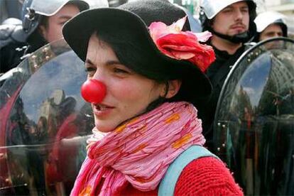 Una estudiante, frente al cordón policial durante la manifestación de ayer en Rennes.