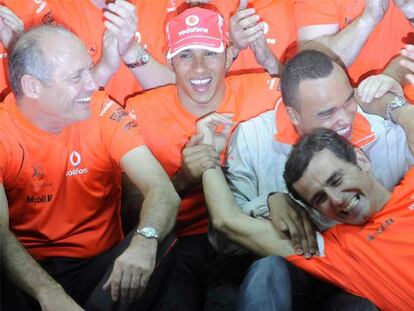 Hamilton, junto a Ron Dennis, su hermano Nick y Pedro Martínez de la Rosa.
