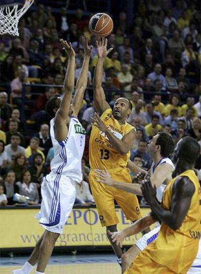 Marcus Norris, del Kalise Gran Canaria, lanza a canasta ante Winston, del Real Madrid