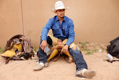 Ty Esteves, miembro de la Nación Navajo, espera su participación en el rodeo del Ceremonial Intertribal.