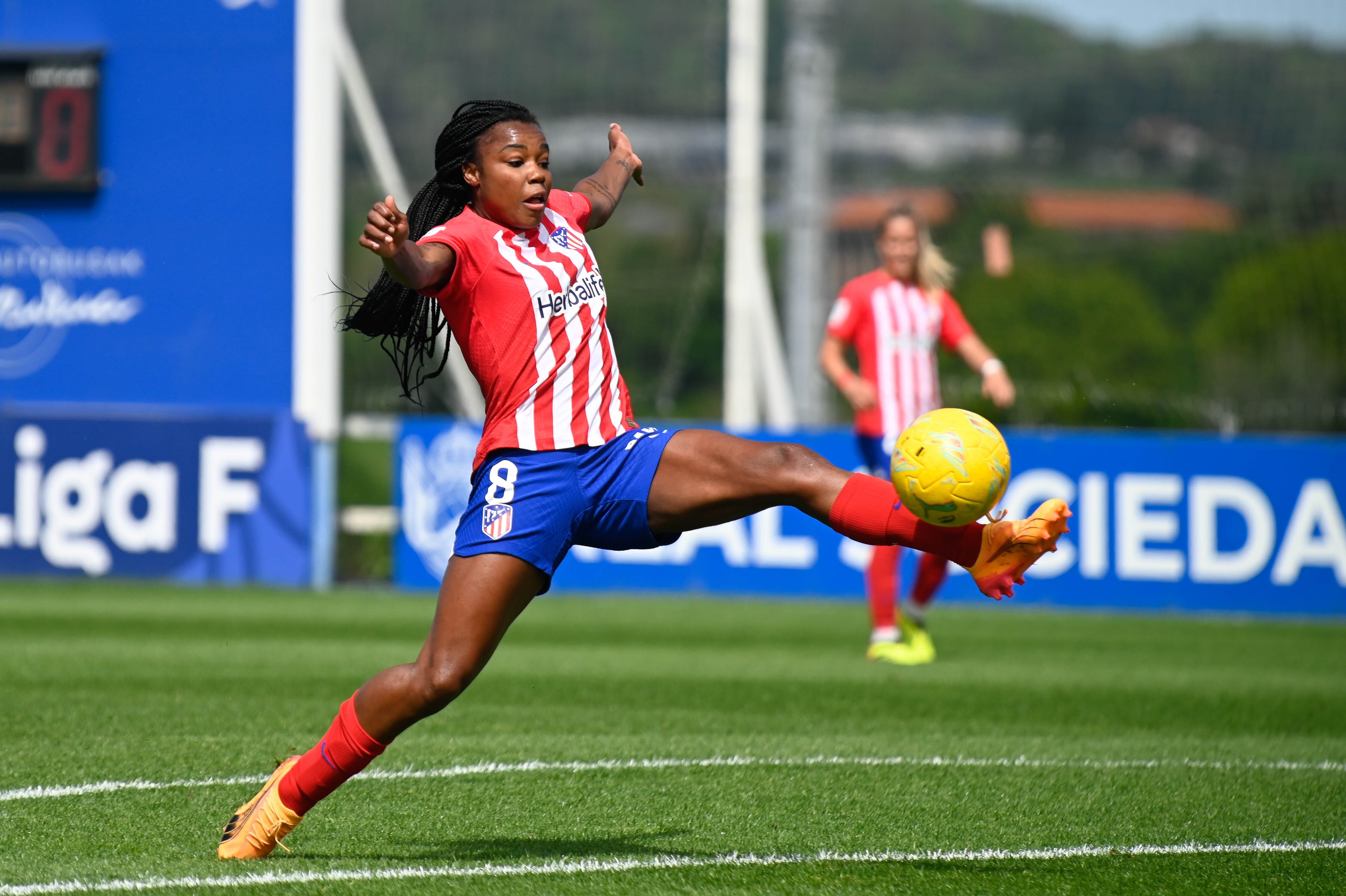 La delantera del Atlético de Madrid Ludmila da Silva controla un balón durante un encuentro.