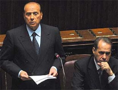 Silvio Berlusconi nombra al nuevo ministro Giuseppe Pisanu (sentado), que sustituye a Claudio Scajola.