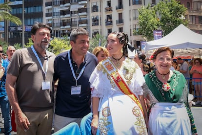 El presidente de la Generalitat, Carlos Mazón, conversa con una belleza del fuego junto al alcalde de Alicante, Luis Barcala, minutos antes de la mascletà celebrada el pasado martes en la plaza de los Luceros con motivo de las Hogueras de San Juan.