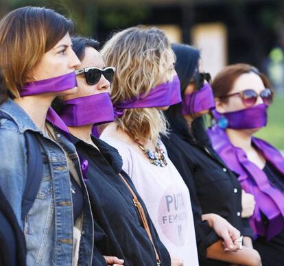 "En la primera década del siglo XX se decide declarar el 8 de marzo como el día internacional de la mujer. Resulta paradójico que después de años de revolución en el campo del saber, de la tecnología, de la educación, de las comunicaciones, de las leyes… sigamos necesitando resaltar a lo largo del año determinados días para reivindicar aquellas causas por las que debemos seguir luchando. Y más contradictorio parece la capacidad del ser humano de explorar nuevos mundos y rastrear planetas a 40 años luz de distancia cuando, en el mejor de los casos, no somos ni capaces de entendernos en este. Lo peor de estos días es que pasan, y nuestra sensibilidad solo aflora 24 horas, a no ser que protagonice un nuevo maltrato, un escándalo sexual o los abusos continuados de unos malos bestias. No demostramos para nada que hayan pasado tantos años desde la primera celebración del Día de la Mujer en 1911."