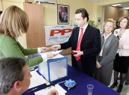 Javier Fernández-Lasquetty vota en la agrupación del distrito madrileño de Salamanca.