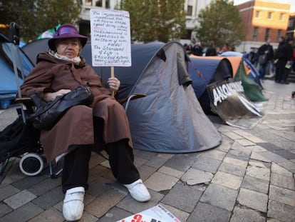 Una mujer sostiene una pancarta frente a la catedral de San Pablo, en Londres.