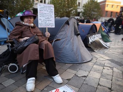 Una mujer sostiene una pancarta frente a la catedral de San Pablo, en Londres. 