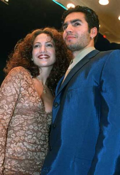 Jennifer López llega a una premier con su entonces esposo Ojani Noa en 1997.