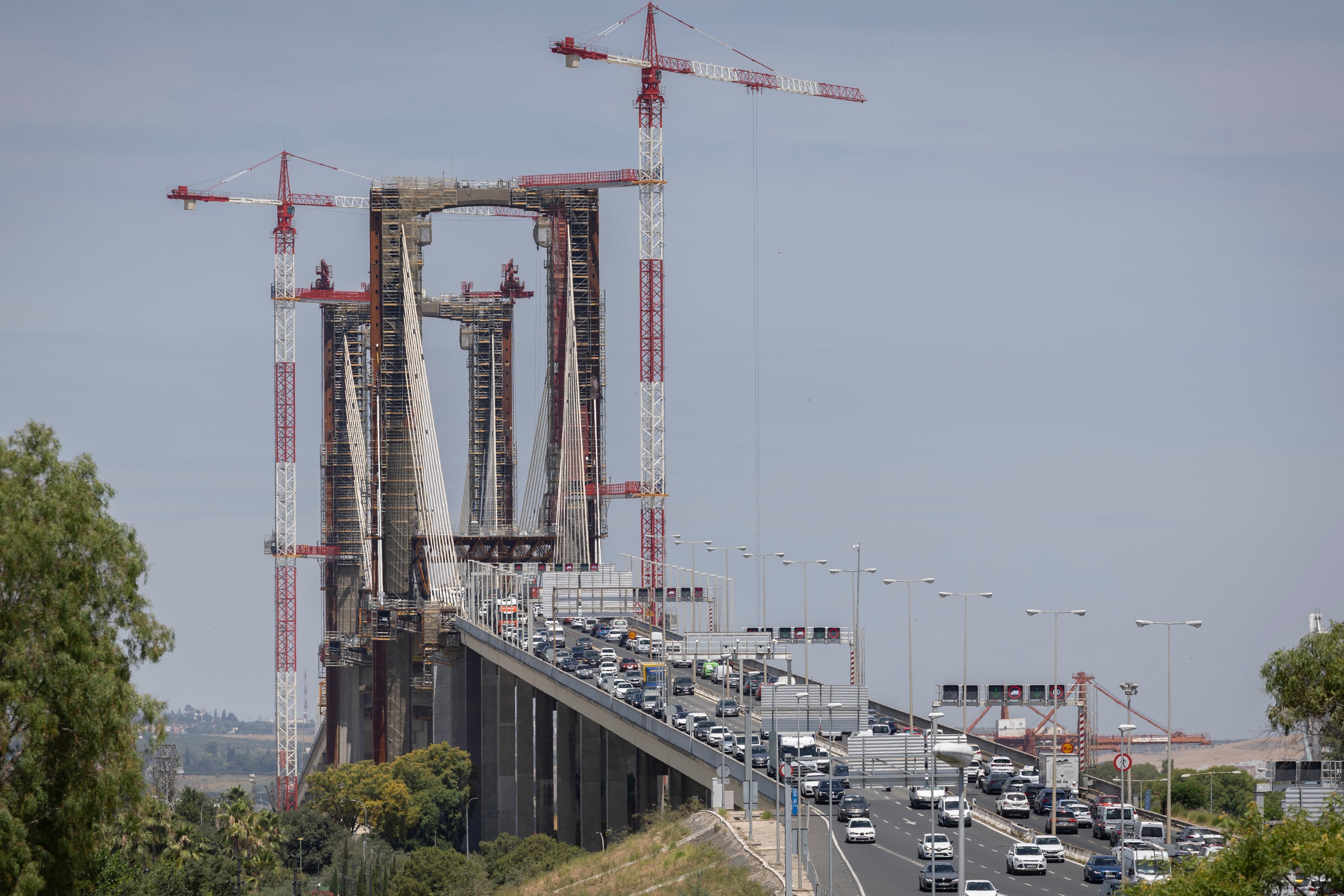 DVD1270(13/06/2025): Obras en el puente del V Centenario, en Sevilla. FOTO: PACO PUENTES (EL PAÍS)
