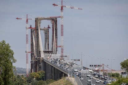 Obras en el puente del V Centenario, en Sevilla, este viernes.