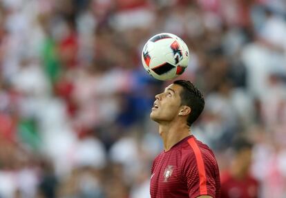 Cristiano Ronaldo antes de jugar contra Polonia.