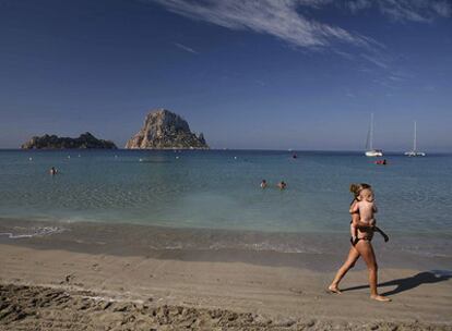 En mayo y junio se encuentran descuentos del 15% para viajar a las playas de Ibiza. En la foto, la cala D&#39;Hort.