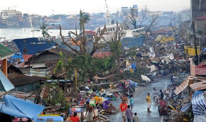 Casas destruidas en la costa de Tacloban .