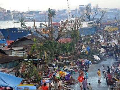 Casas destruidas en la costa de Tacloban .