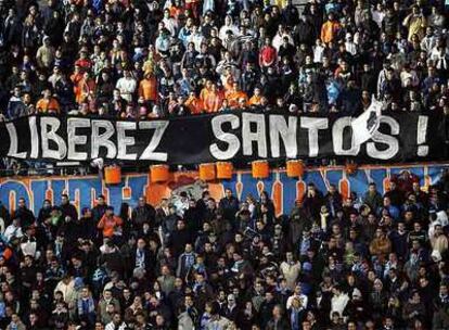 Pancarta en las gradas del estadio del Olympique de Marsella a favor de Santos