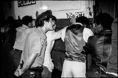 Fotografía perteneciente al libro 'Street Cops', de Jill Freedman, publicado por Setanta Books.