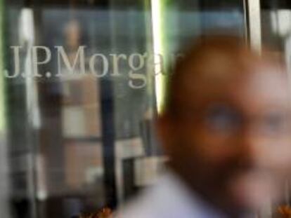 Un empleado sale de la sede de JP Morgan. EFE/Archivo