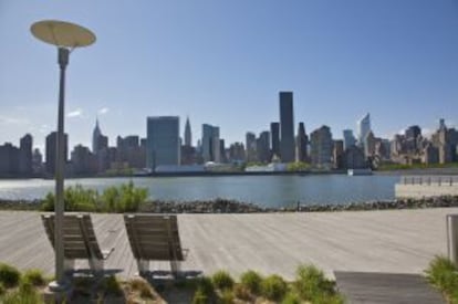 Tumbonas de diseño frente a los rascacielos de Manhattan en el Gantry Plaza State Park, en Queens (Nueva York).