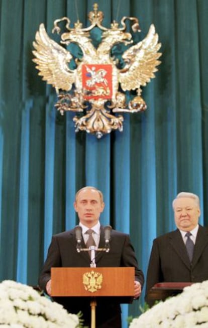 Vladímir Putin toma posesión como presidente en 2000, ante Yeltsin. 