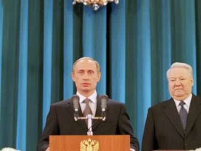 Vladímir Putin toma posesión como presidente en 2000, ante Yeltsin. 