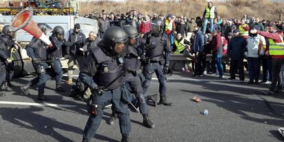 La policía se enfrenta a taxistas en huelga mientras intentan bloquear la autopista M-40 en Madrid.