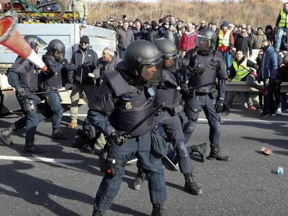 La policía se enfrenta a taxistas en huelga mientras intentan bloquear la autopista M-40 en Madrid.