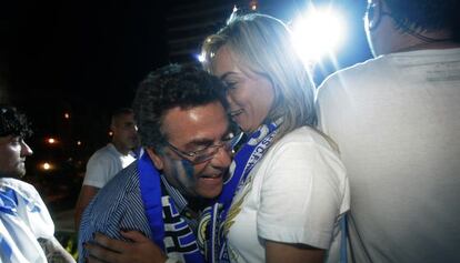 El constructor Enrique Ortiz y la alcaldesa Sonia Castedo, celebran el ascenso del Hércules a Primera en 2010.