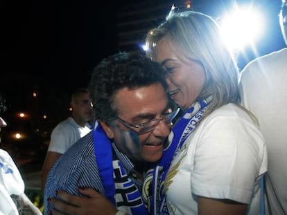 El constructor Enrique Ortiz y la alcaldesa Sonia Castedo, celebran el ascenso del H&eacute;rcules a Primera en 2010.