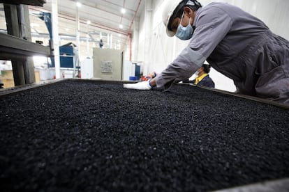 Un trabajador de la planta de reciclaje de EPSCO, en Al Salmi (Kuwait) moldeaba trozos de neumático triturados, en diciembre, en una imagen facilitada por la empresa.