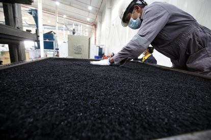 Un trabajador de la planta de reciclaje de EPSCO, en Al Salmi (Kuwait) moldeaba trozos de neumático triturados, en diciembre, en una imagen facilitada por la empresa.