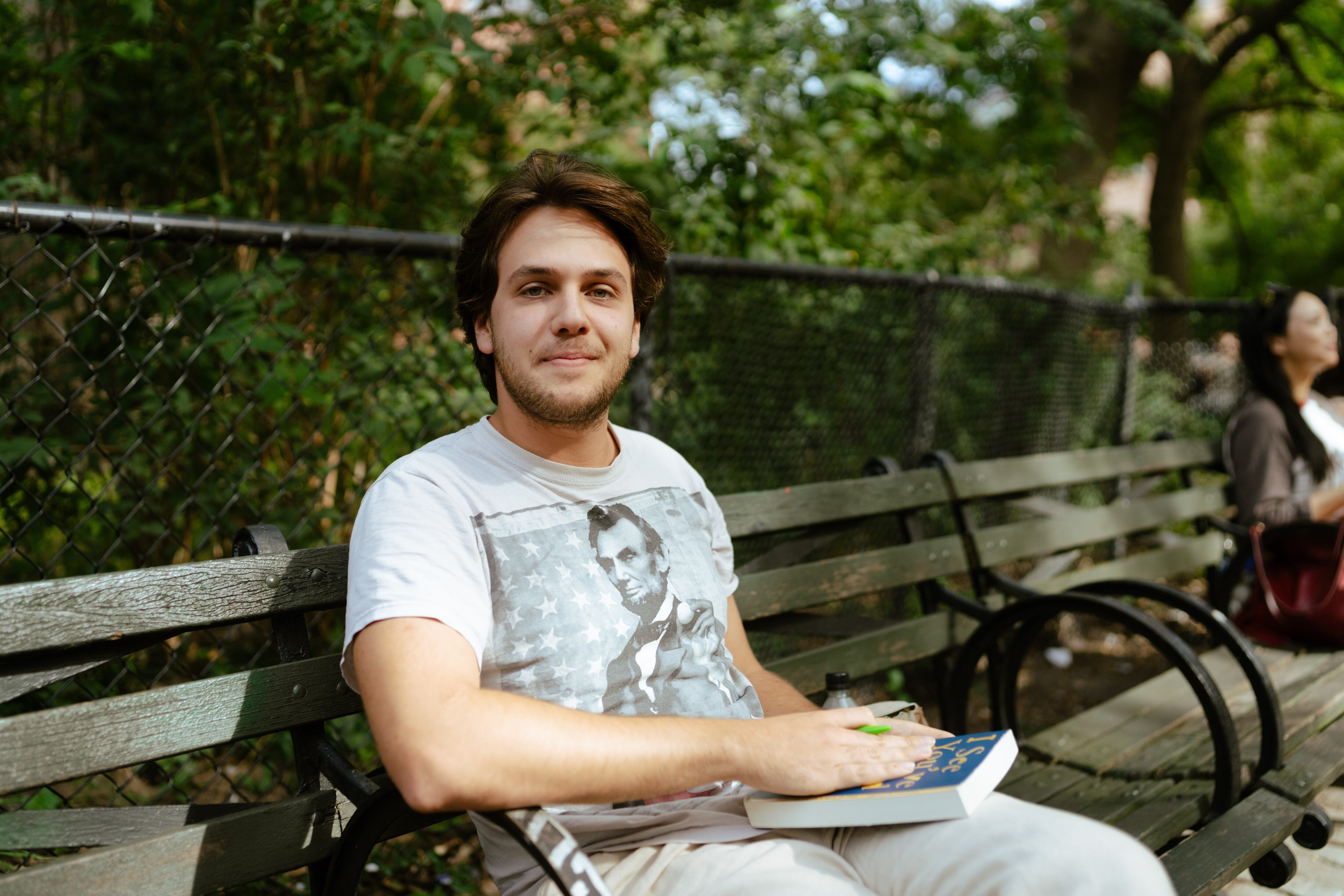 Boaz Segal, de 24 años, leía en un banco del parque Tompkins Square el martes.