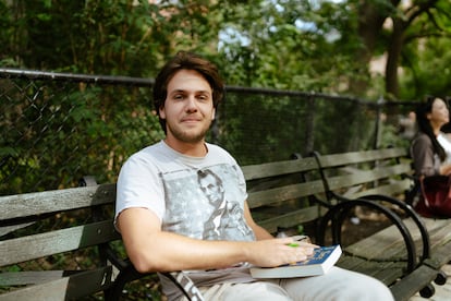 Boaz Segal, de 24 años, leía en un banco del parque Tompkins Square el martes.