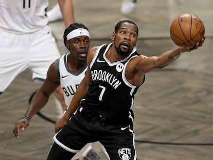 Kein Durant y Jrue Holiday, en el último partido entre Brooklyn y Milwaukee.