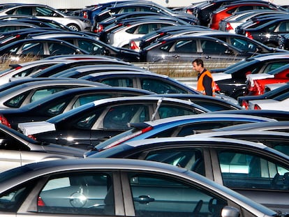 El aparcamiento de Ford en Almussafes, con cientos de vehículos recién fabricados.