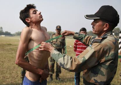 Un soldado de la India toma la medida del pecho de un posible candidato durante un encuentro en la estación de reclutamiento militar de Sunjwan, en las afueras de Jammu (India).